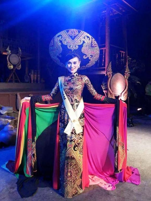 Áo dài này là thiết kế của NTK Tuấn Hải. Điểm nhấn từ vạt đuôi sau của tà áo gồm chín sắc màu lộng lẫy, tượng trưng cho chín dòng sông Cửu Long mang ý nghĩa chín con rồng vươn ra biển lớn.